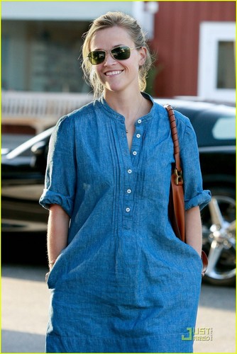  Reese Witherspoon: Medical Boot in Beverly Hills