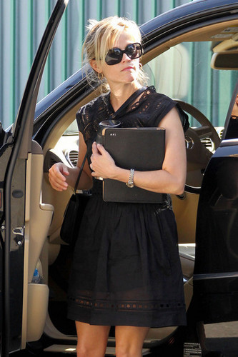  Reese Witherspoon arriving for a meeting in LA