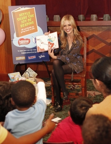  Sarah reading to children and the LA Public لائبریری - 2011