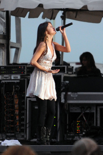  Selena Gomez – performing live in Dixon, California