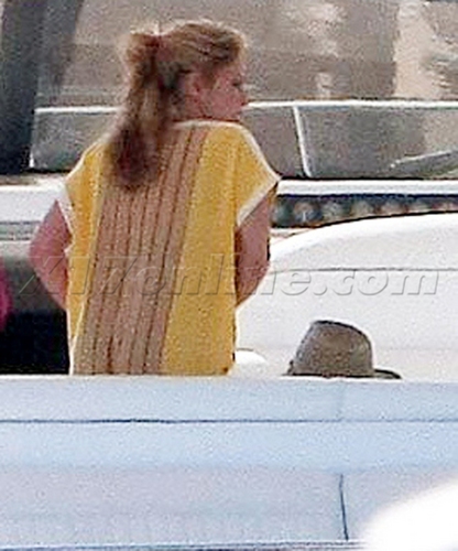  shakira was much exhausted after the hot night in hotel with Piqué !