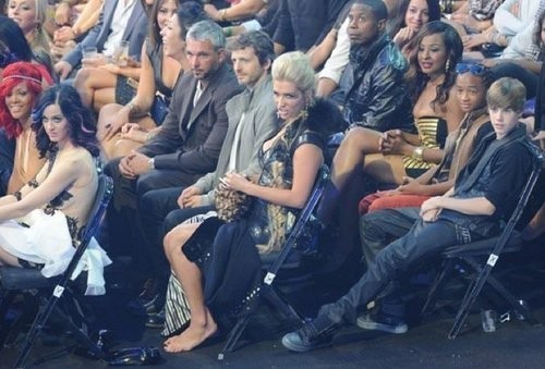  Other Celebrities' Reactions When Seeing Lady GaGa Wearing A Meat Dress Caught On Camera.