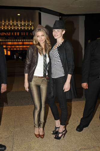  "90210" তারকা AnnaLynne McCord and her sister অ্যাঞ্জেল are seen arriving at the এমটিভি studios in New York