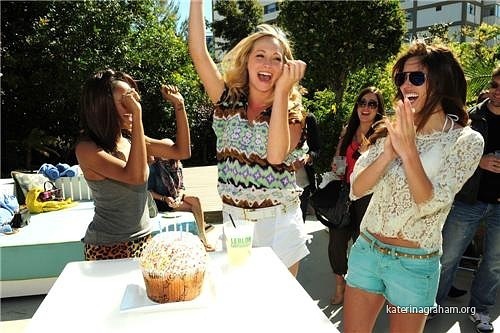  Candice Accola Blows Out Her B-Day Candles♥