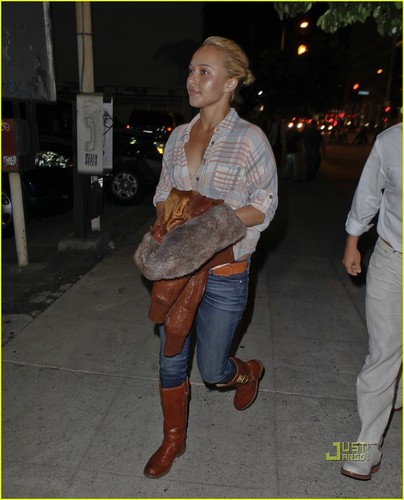  Hayden Panettiere & Dad Check Out Chelsea Handler