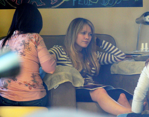  Hilary Duff Getting Manicure At Bellacures