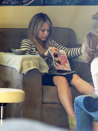  Hilary Duff Getting Manicure At Bellacures