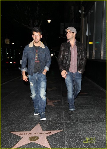  Joe Jonas: Go see Bridesmaid (05.15.2011) !!