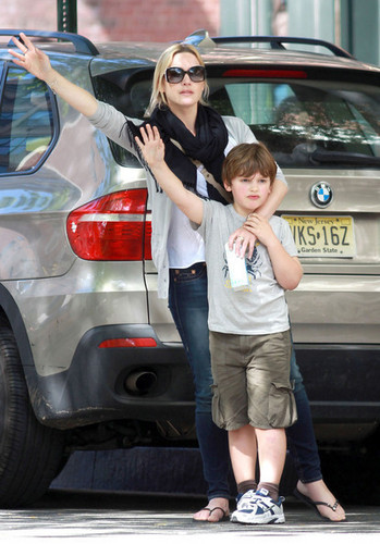  Kate Winslet nd Joe Mendes Catches a Cab