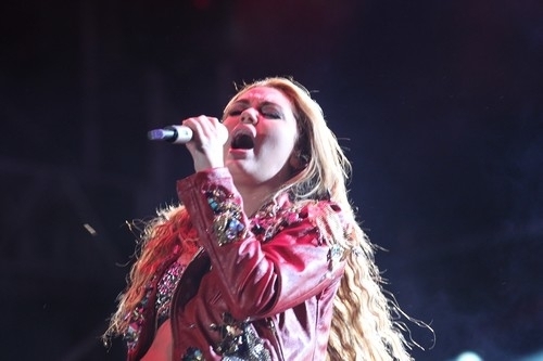  Miley - Gypsy moyo Tour (2011) - On Stage - Sao Paulo, Brazil - 14th May 2011