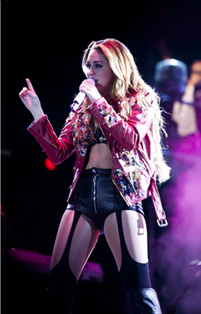 Miley - Gypsy herz Tour (2011) - On Stage - Sao Paulo, Brazil - 14th May 2011