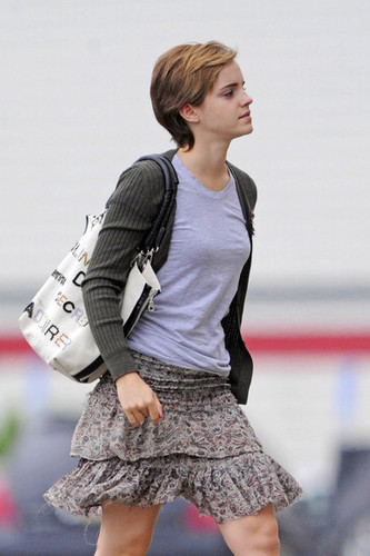  New các bức ảnh of Emma Watson leaving J Crew in Pittsburgh