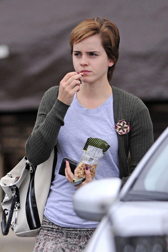  New تصاویر of Emma Watson leaving J Crew in Pittsburgh