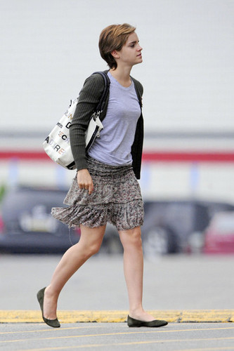  New 照片 of Emma Watson leaving J Crew in Pittsburgh