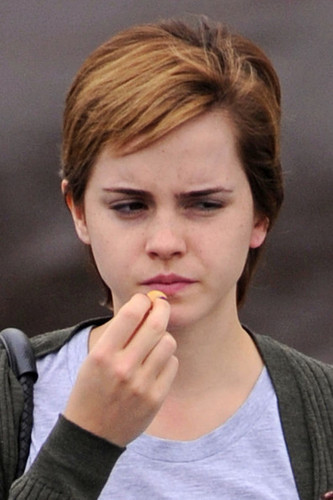  New 사진 of Emma Watson leaving J Crew in Pittsburgh