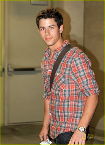  Nick Jonas: Filme with Delta Goodrem! (05.15.2011) !!