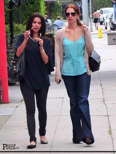 Poppy & Roselyn out in Brentwood (4/18/11)