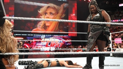 Raw 16.05.11 | Kelly vs. Brie Bella /w Nikki Bella & Kharma's Attack.