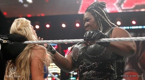  Raw 16.05.11 | Kelly vs. Brie Bella /w Nikki Bella & Kharma's Attack.