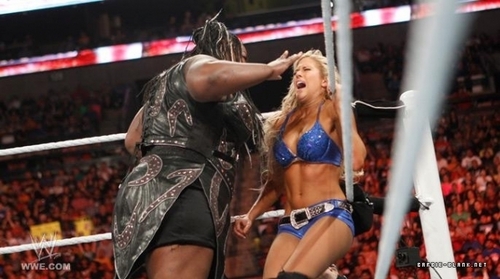  Raw 16.05.11 | Kelly vs. Brie Bella /w Nikki Bella & Kharma's Attack.