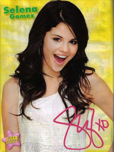  Selena_Gomez-autograph