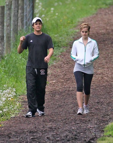 emma and johnny simmons at pittsbourgh(16/05/2011)