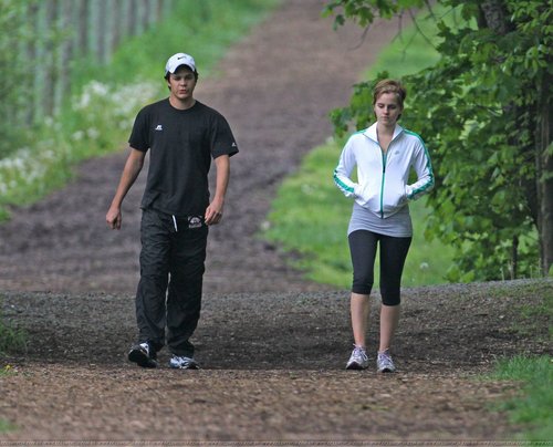  emma and johnny simmons at pittsbourgh(16/05/2011)