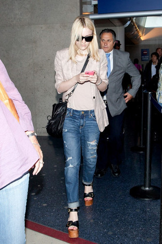  Dakota Fanning's hair flies in the wind as she arrives at LAX (Los Angeles International Airport).