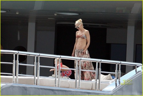  Gwen Stefani: Bikini Bod on Luxury Boat!