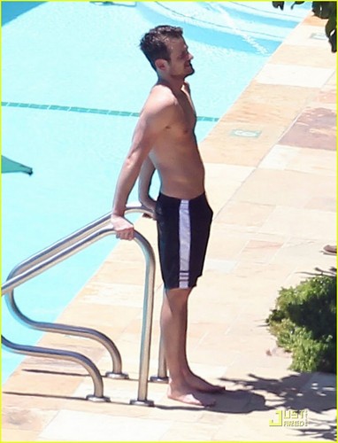  Jared Followill: Shirtless Pool Time!