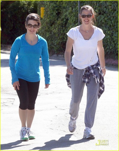  Jennifer Garner: Weekend Walk