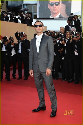  Jude Law: 'Tree of Life' Cannes Premiere!