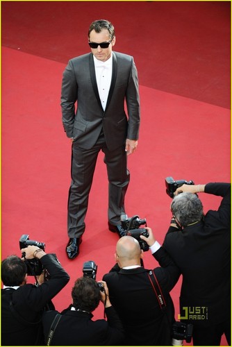  Jude Law: 'Tree of Life' Cannes Premiere!