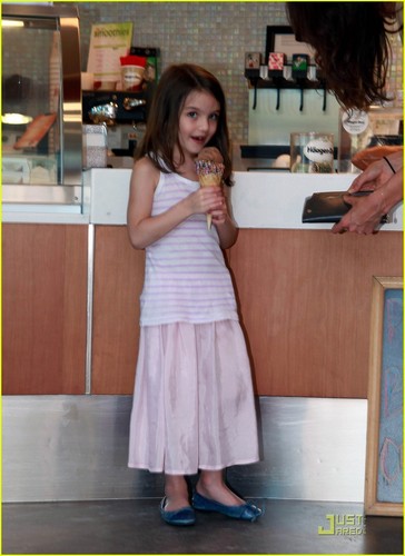  Katie Holmes & Suri Scream for Ice Cream