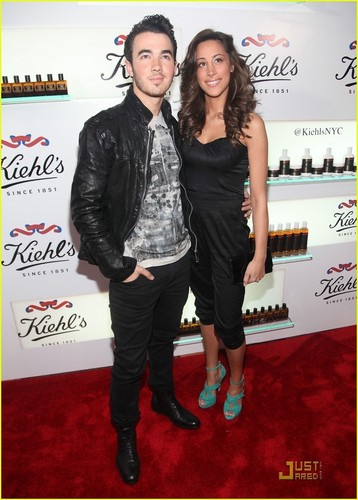  Kevin & Danielle Jonas: Kiehl's Couple (05.18.2011) !!