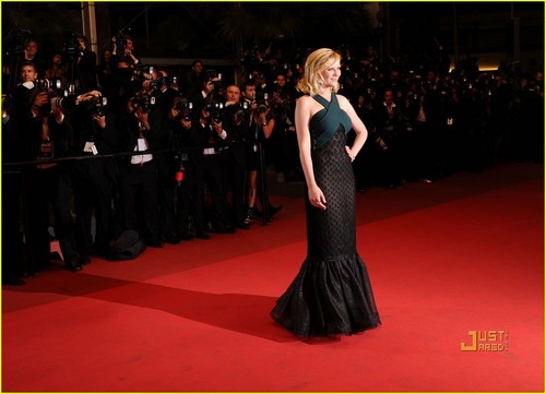  Kirsten Dunst: 'Melancholia' Cannes Premiere!