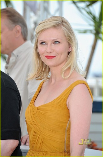  Kirsten Dunst: 'Melancholia' चित्र Call in Cannes!
