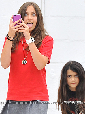 Paris,Prince and Blanket after acting class..they're having fun with I pods xD
