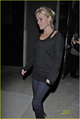 Reese Witherspoon: Night Out at the Chelsea Handler Show!