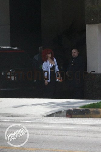  रिहाना - Leaving an apartment in Los Angeles - May 17, 2011