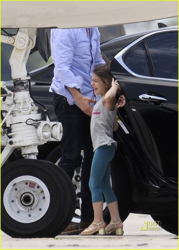  Suri Cruise: Private Plane with Mom and Dad!