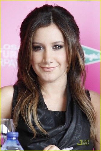  Ashley Tisdale Signs in Spain