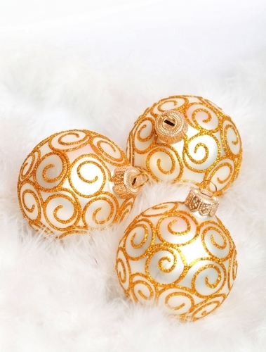 Golden krisimasi ornaments
