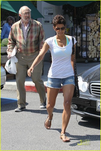  Halle Berry: Bristol Farms Grocery Gal