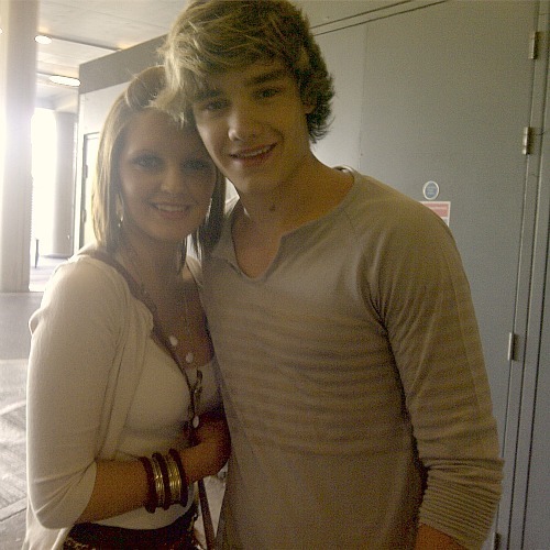  Liam with a پرستار at Heathrow 21.05.2011