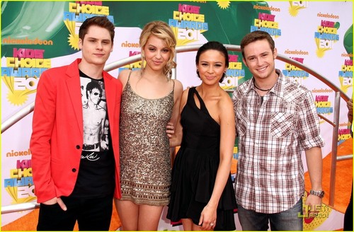  Malese at the Kids Choice Awards 2011! [2nd April]