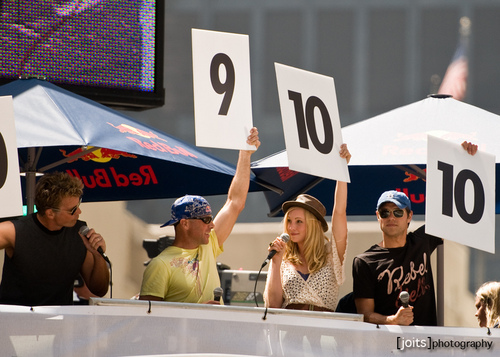  もっと見る 写真 of Candice judging the LA Red ブル Soapbox race! [21/05/11]