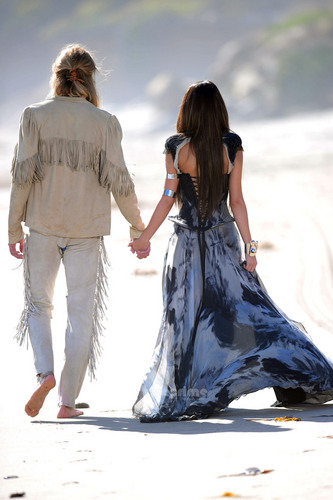  Selena Gomez films her সঙ্গীত Video “Love আপনি Like A প্রণয় Song” in Malibu, May 19
