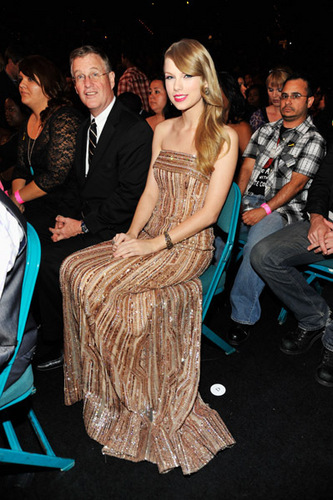  Taylor pantas, swift at the 2011 Billboard Muzik Awards