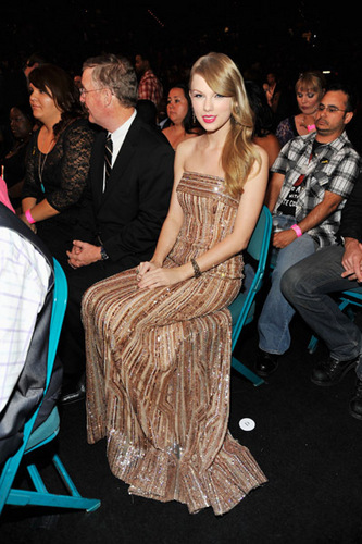  Taylor mwepesi, teleka at the 2011 Billboard muziki Awards
